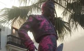 Admitida a trámite la querella por delito de daños contra el patrimonio tras atacar la estatua de Enrique Ponce